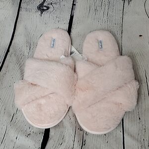Splendid NWT Pink Fuzzy Slippers size M/L